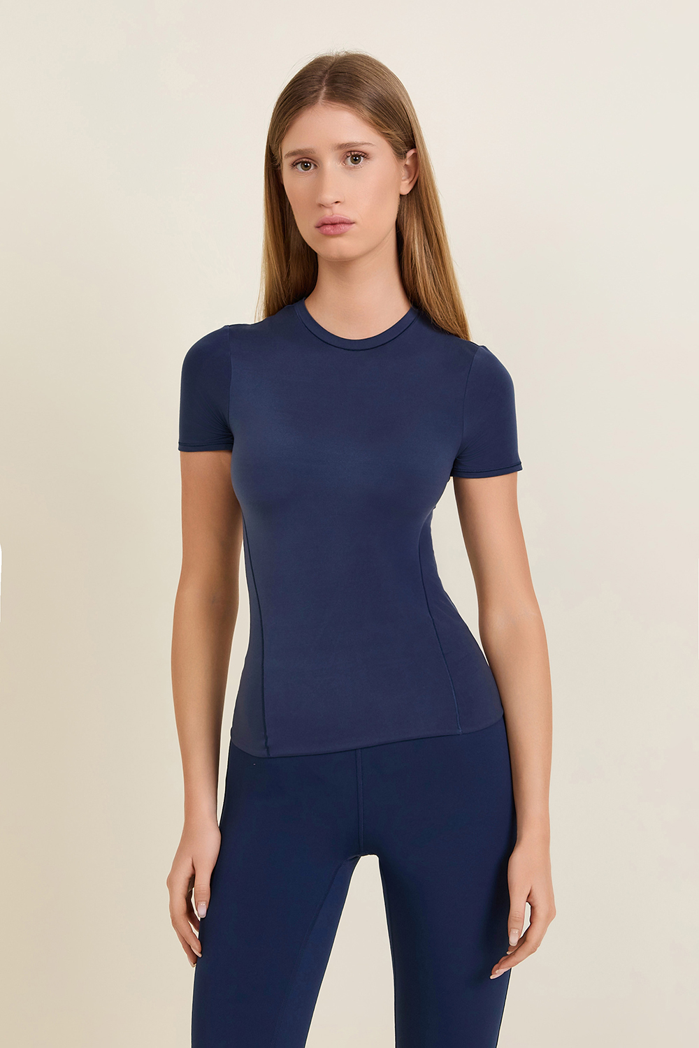 תמונת דוגמן קידמית של NULU HIP-LENGTH CREWNECK SHORT SLEEVE