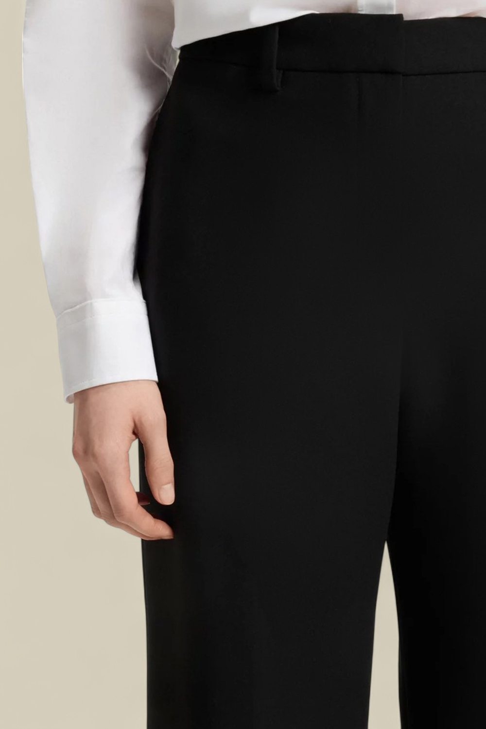 תמונת תקריב דוגמן של מכנסיים מחויטים