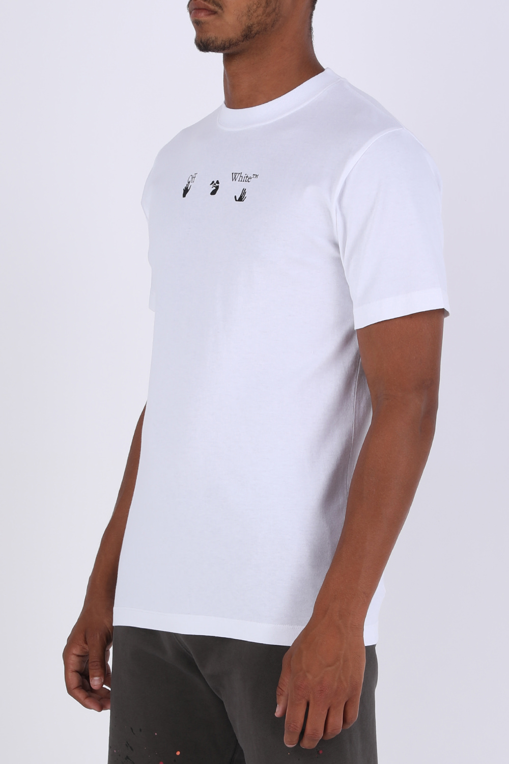 תמונת דוגמן קידמית של חולצת לוגו טי גרפית בגזרת סלים