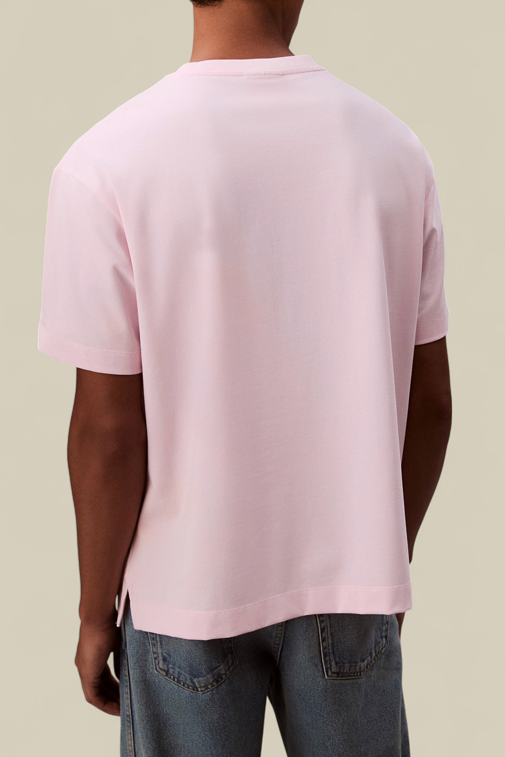 תמונת דוגמן אחורית של חולצת טי