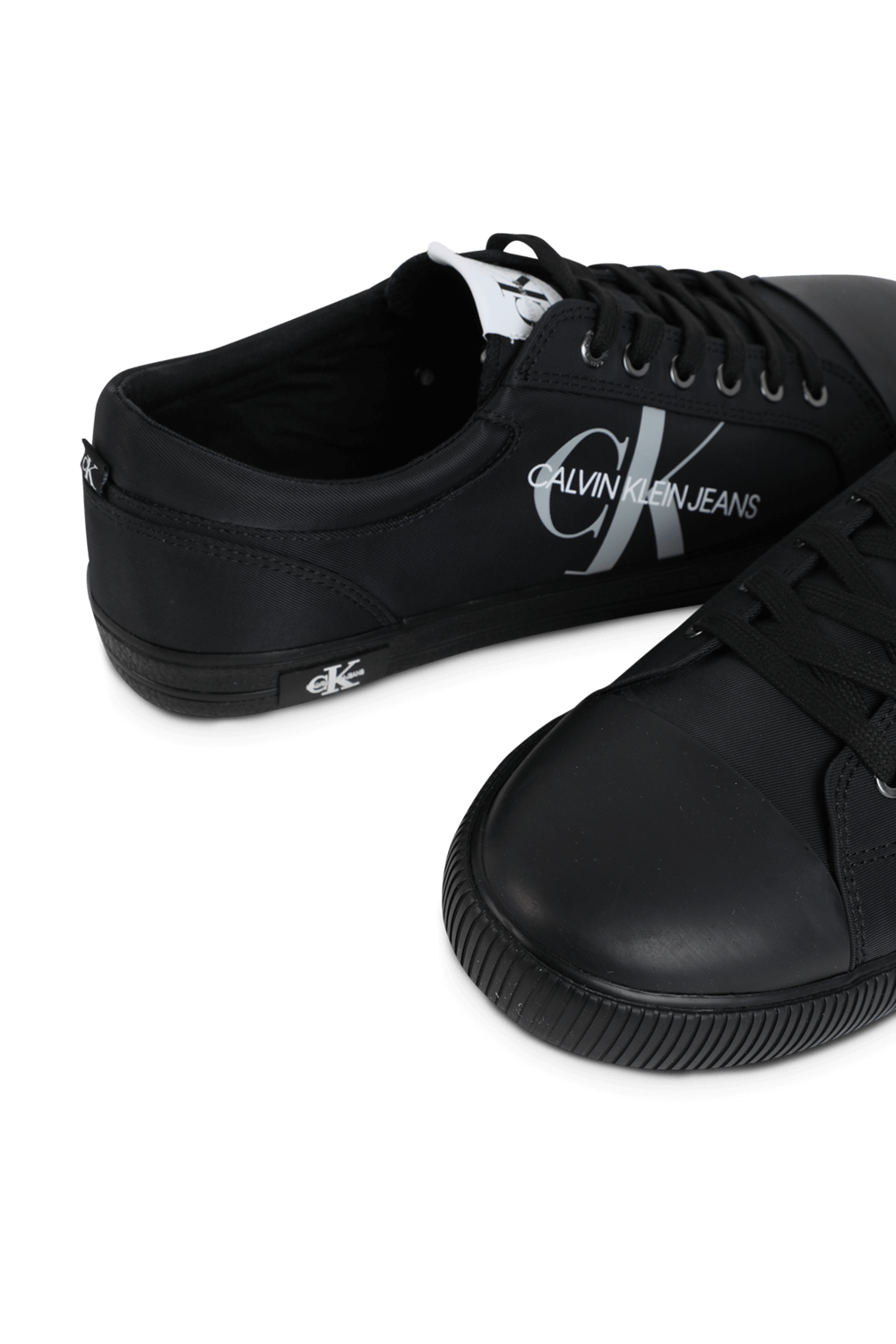 תמונת תקריב של Sneakers in Black