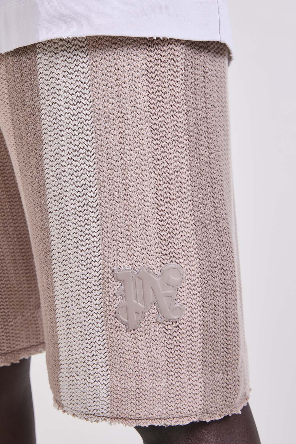 תמונת תקריב דוגמן של מכנסיים קצרים סרוגים