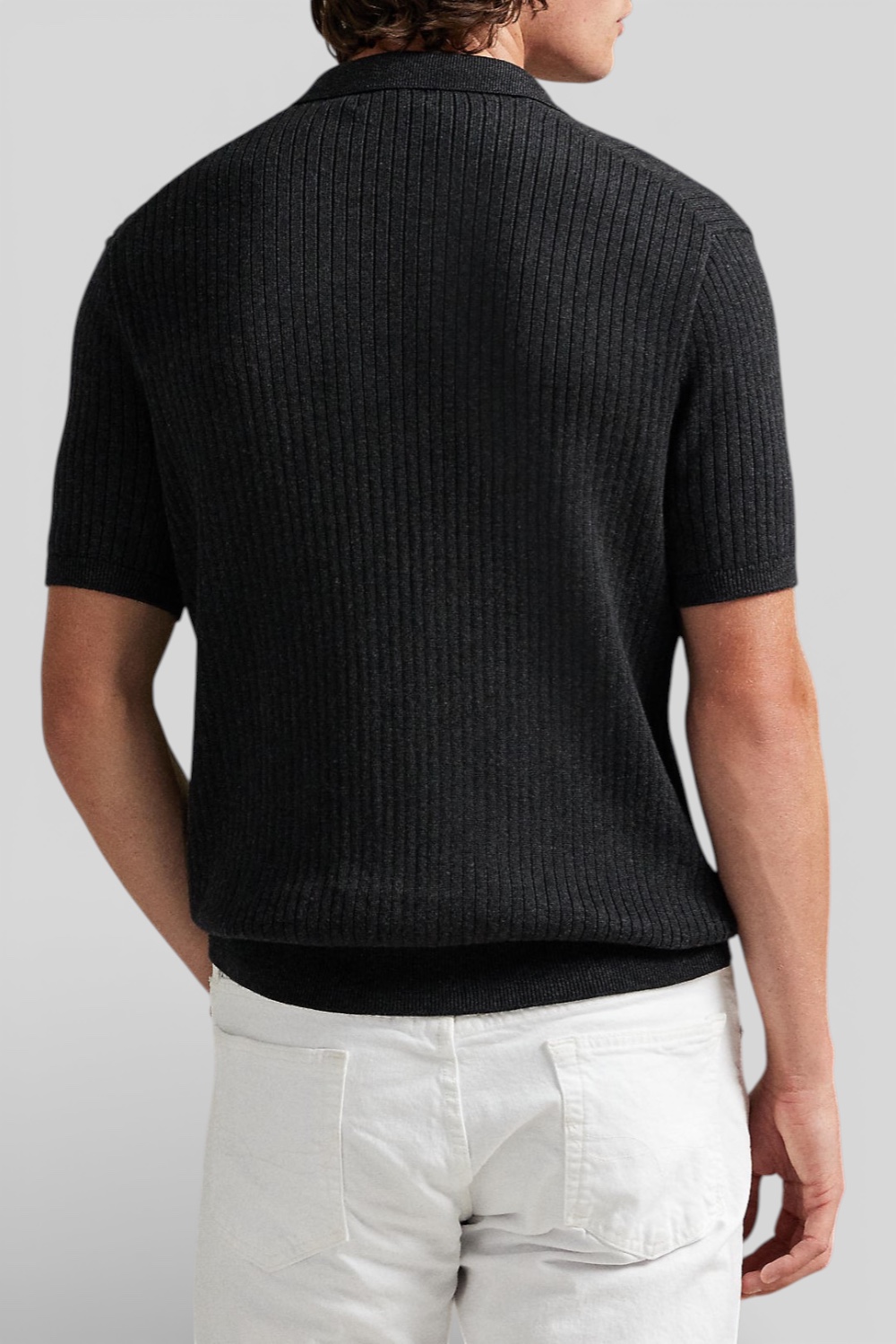 תמונת דוגמן אחורית של חולצת פולו