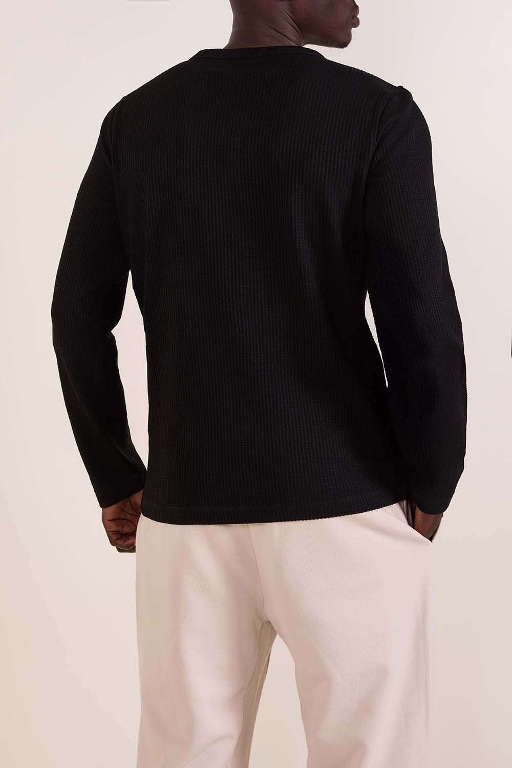 תמונת דוגמן אחורית של חולצת טי שרוול ארוך