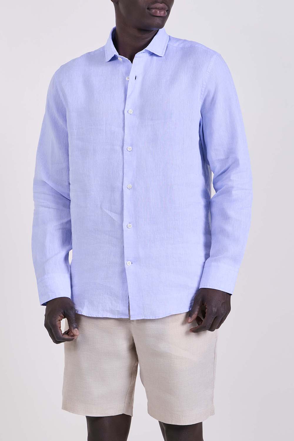 תמונת דוגמן קידמית של חולצה מכופתרת בגזרה משוחררת