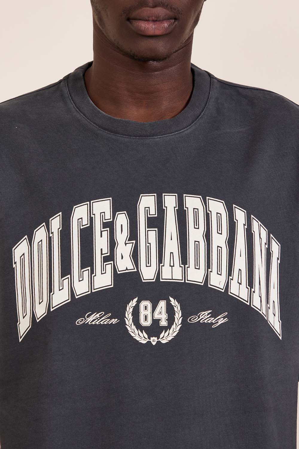 תמונת תקריב דוגמן של חולצת טי למראה שכבות