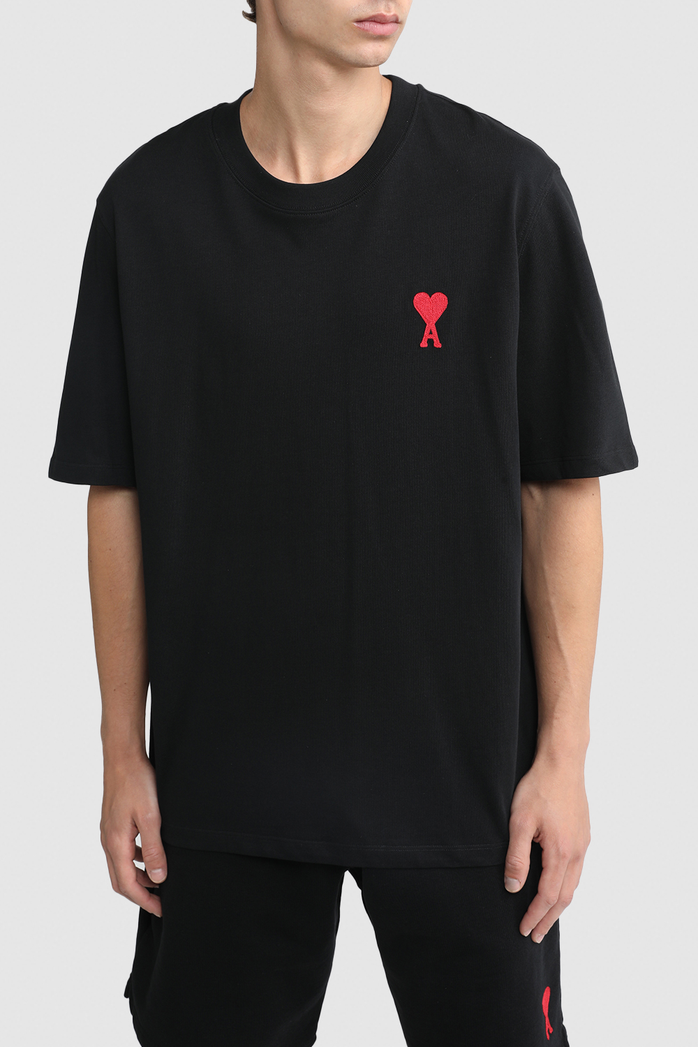 תמונת דוגמן קידמית של חולצת טי עם צווארון מעוגל