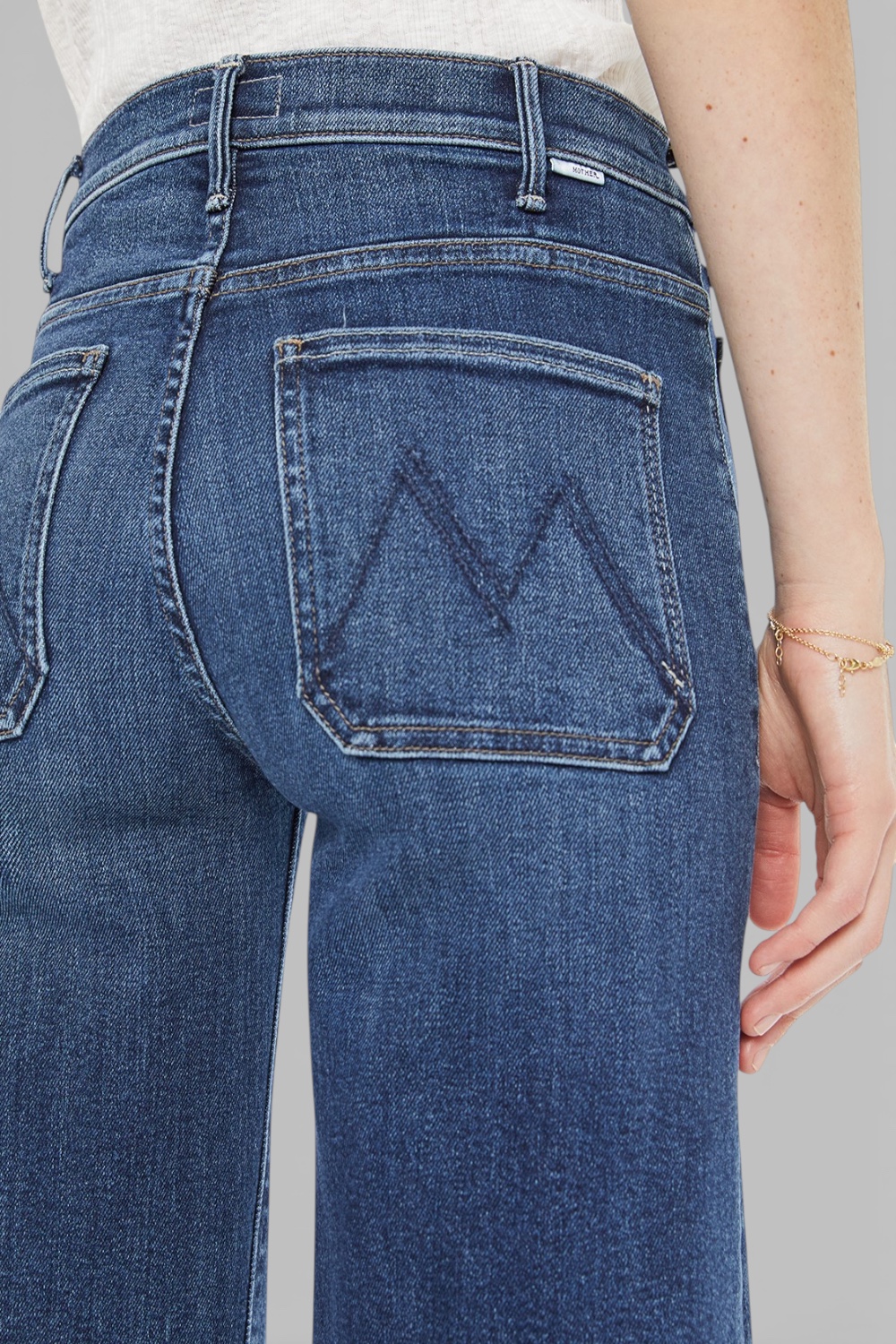 תמונת תקריב דוגמן של מכנסי ג'ינס