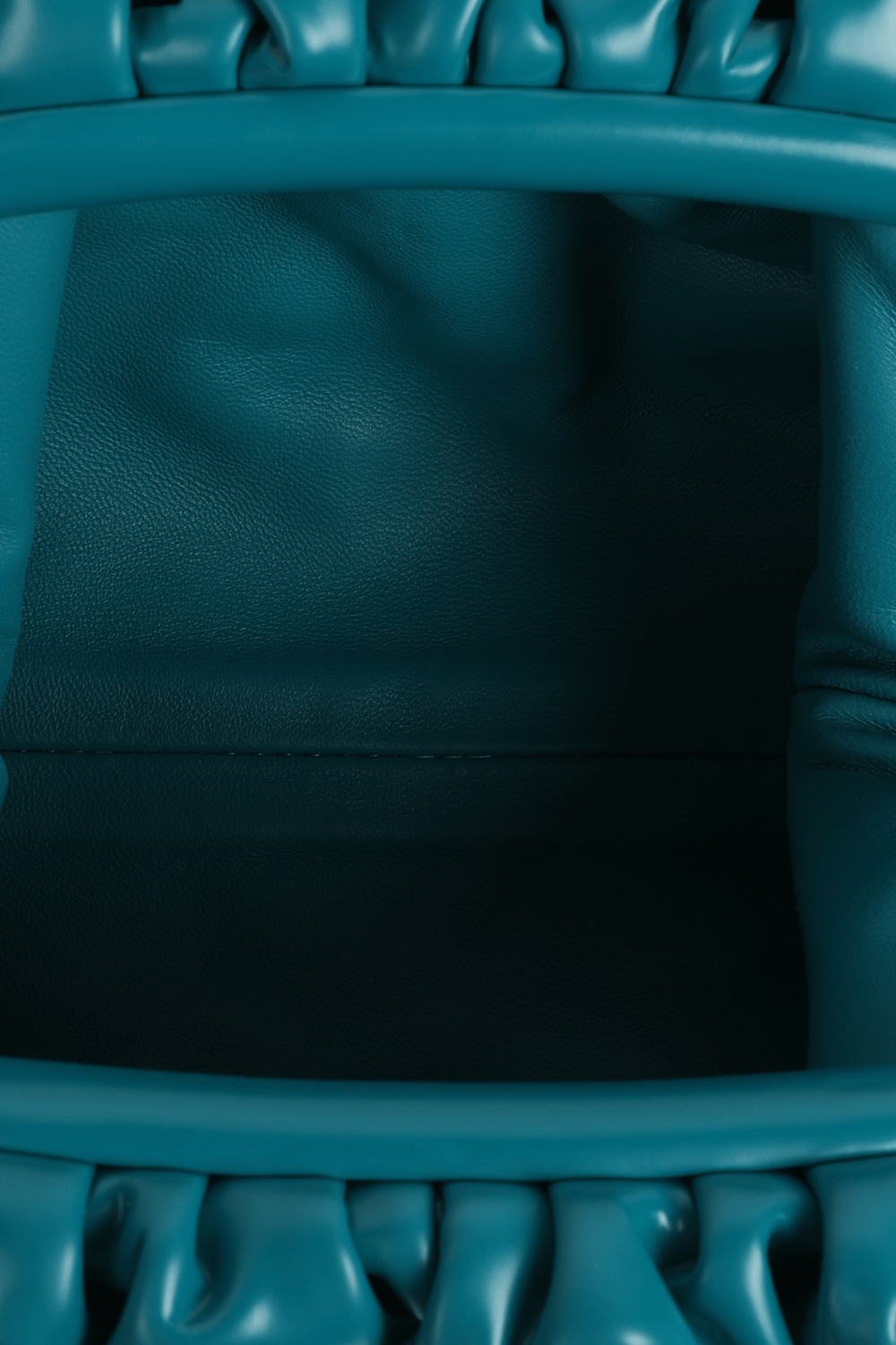 תיק פאוץ' בגודל מיני בגוון כחול BOTTEGA VENETA