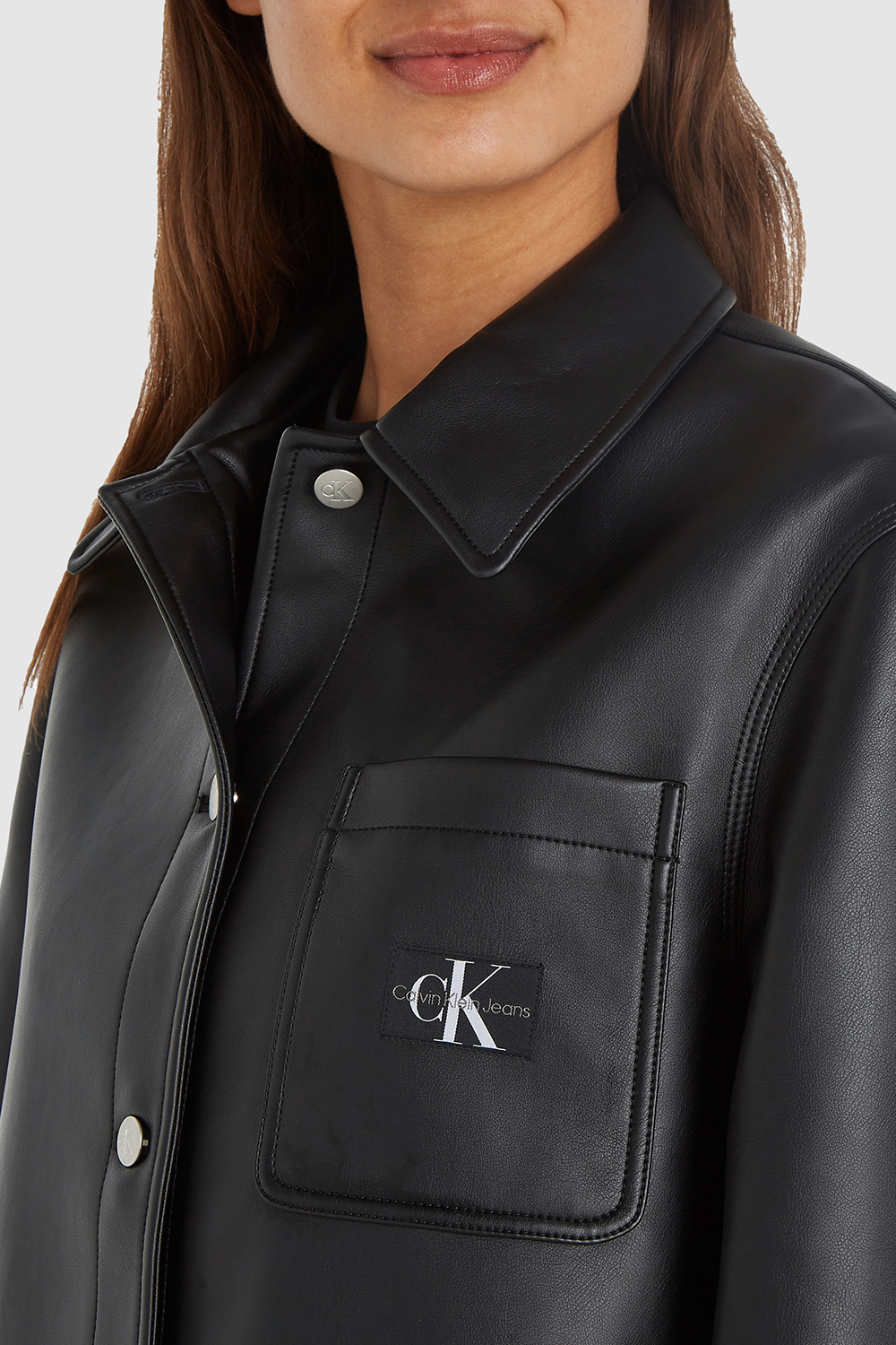 תמונת תקריב דוגמן של ז`קט מעור טבעוני