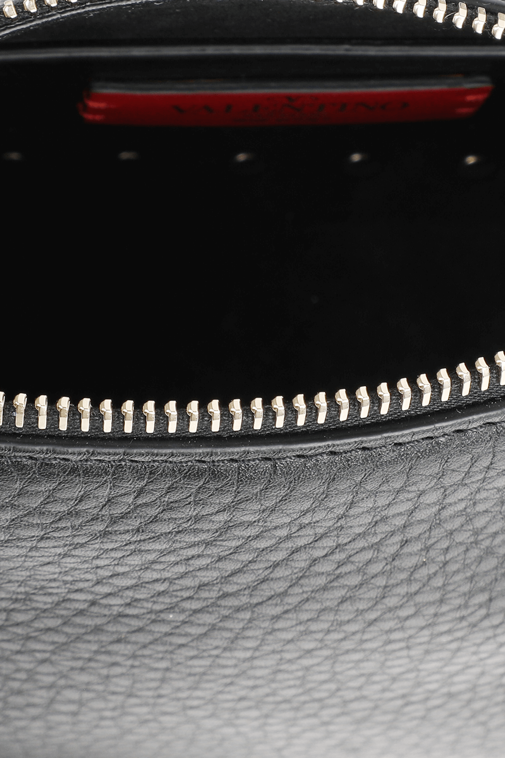 תמונת פנים של תיק כתף קטן בצבע שחור