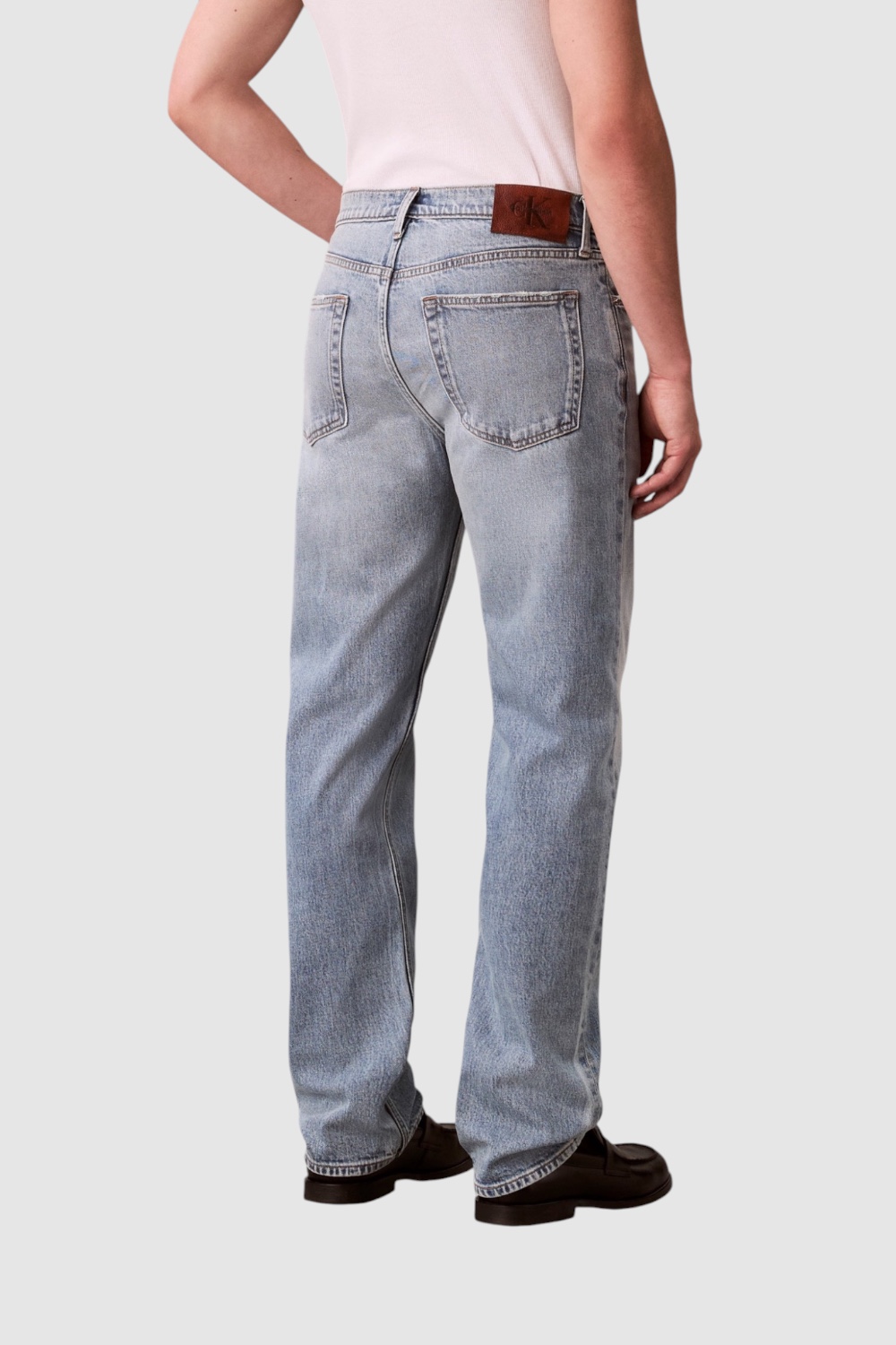 תמונת דוגמן אחורית של מכנסי ג'ינס בגזרה ישרה