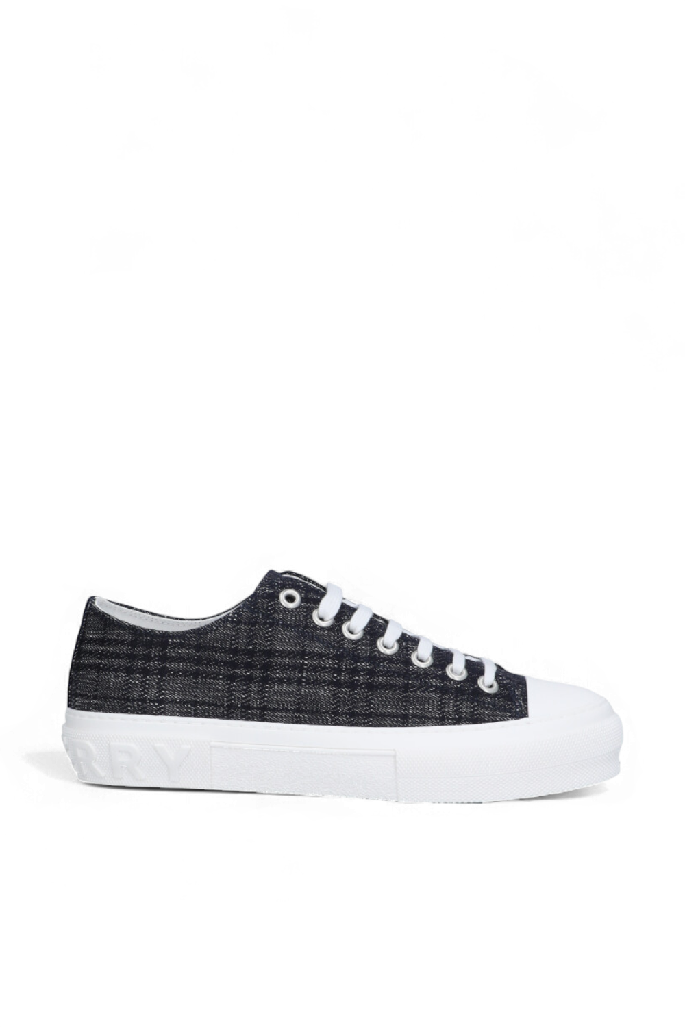 תמונה קידמית של נעלי סניקרס