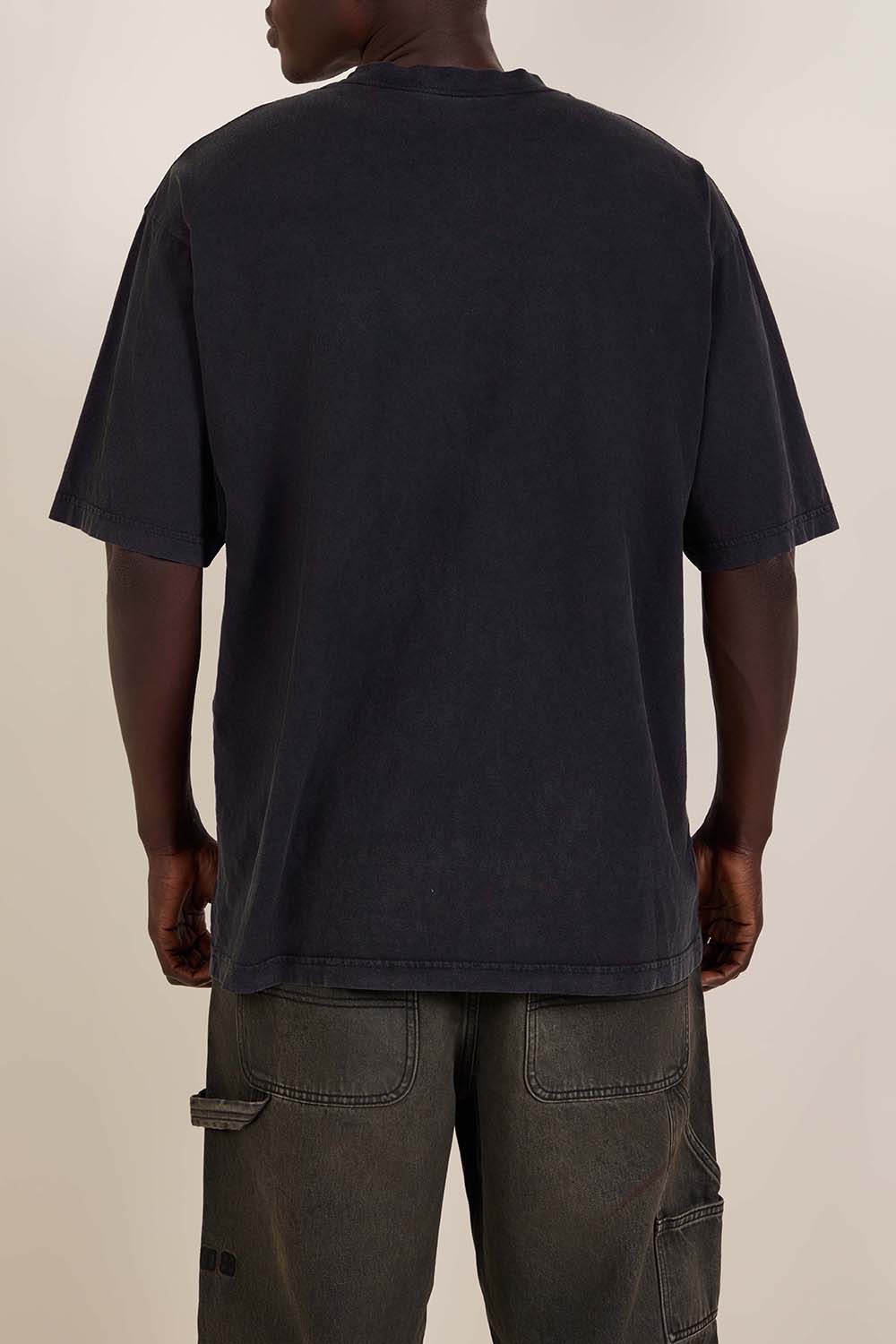 תמונת דוגמן אחורית של חולצת טי