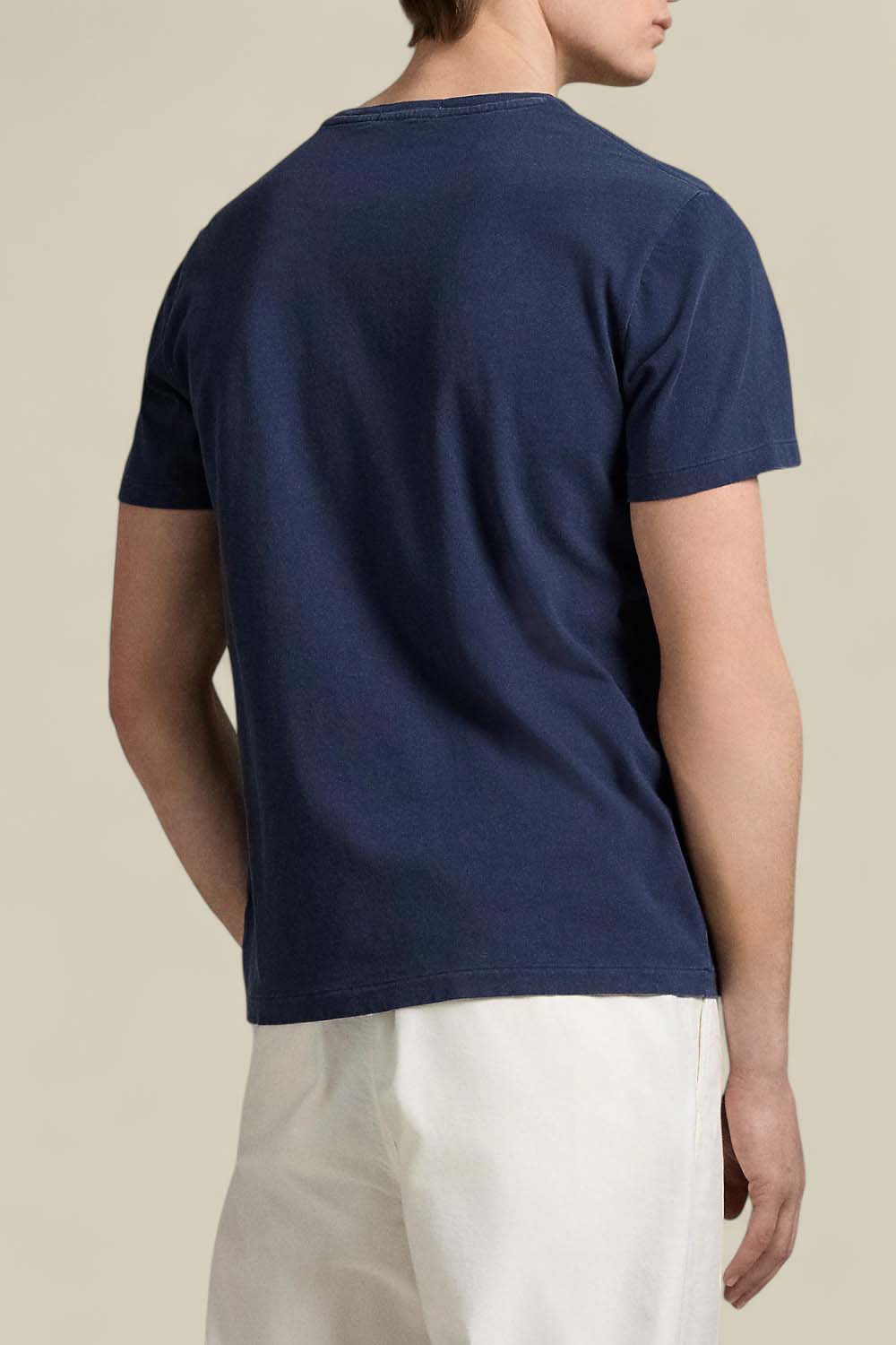 תמונת דוגמן אחורית של חולצת טי