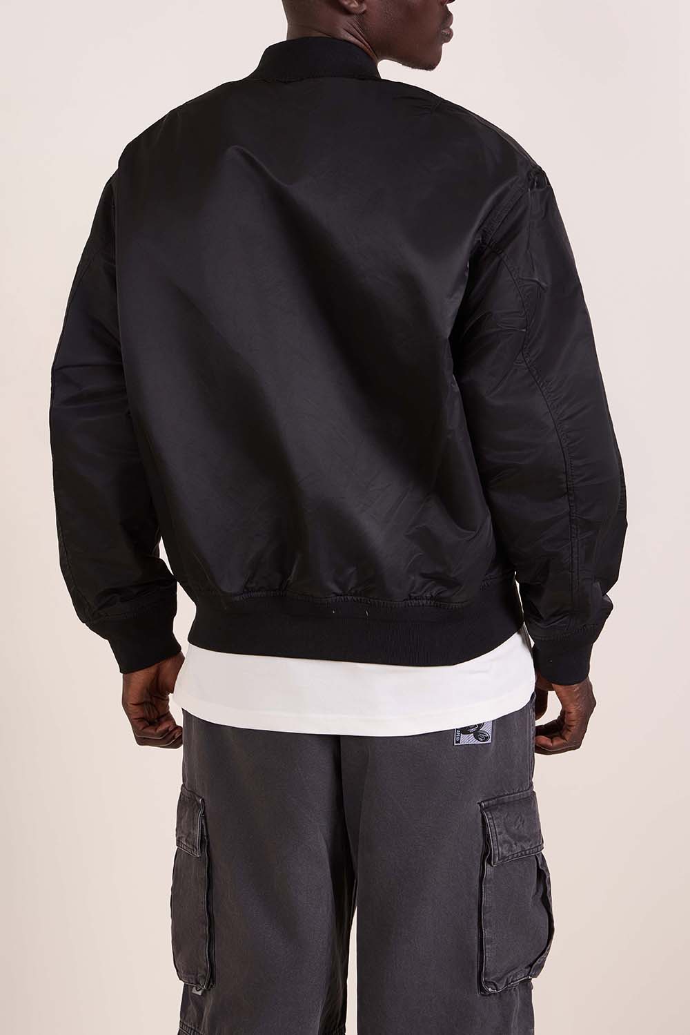 תמונת דוגמן אחורית של ז'קט בומבר