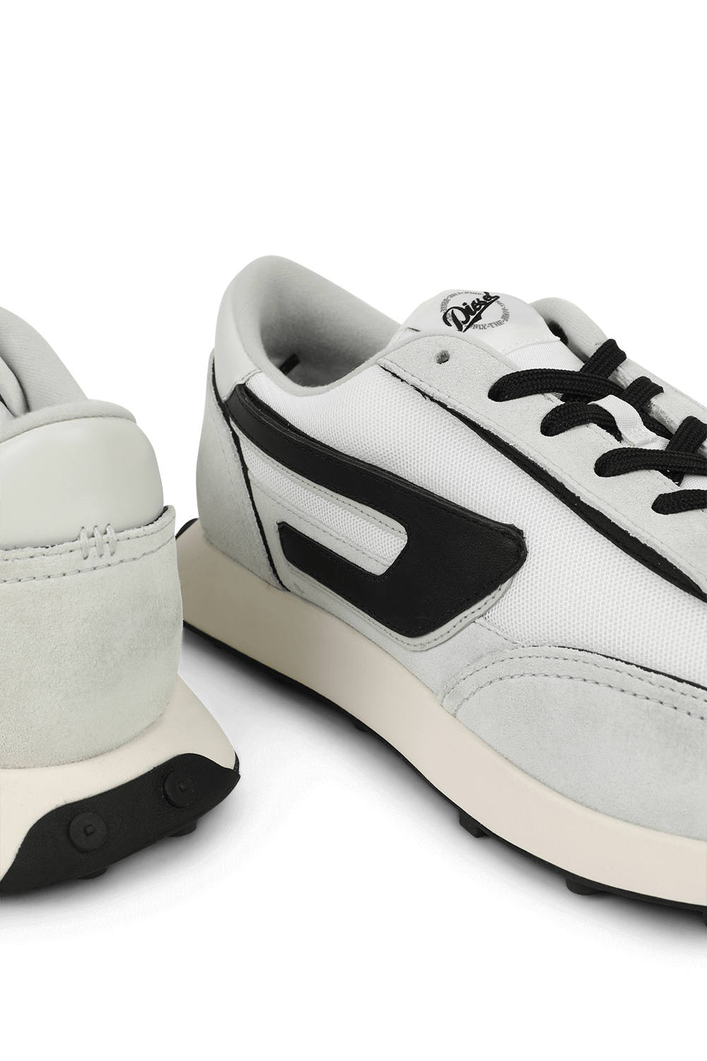 תמונת תקריב של נעלי סניקרס בלבן אפור ושחור