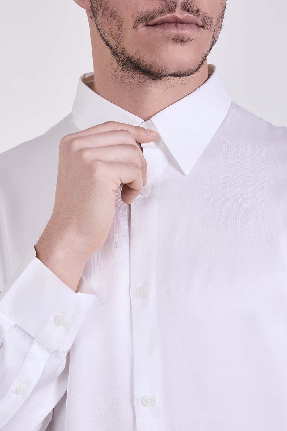 תמונת תקריב דוגמן של חולצת כפתורים ארוכה