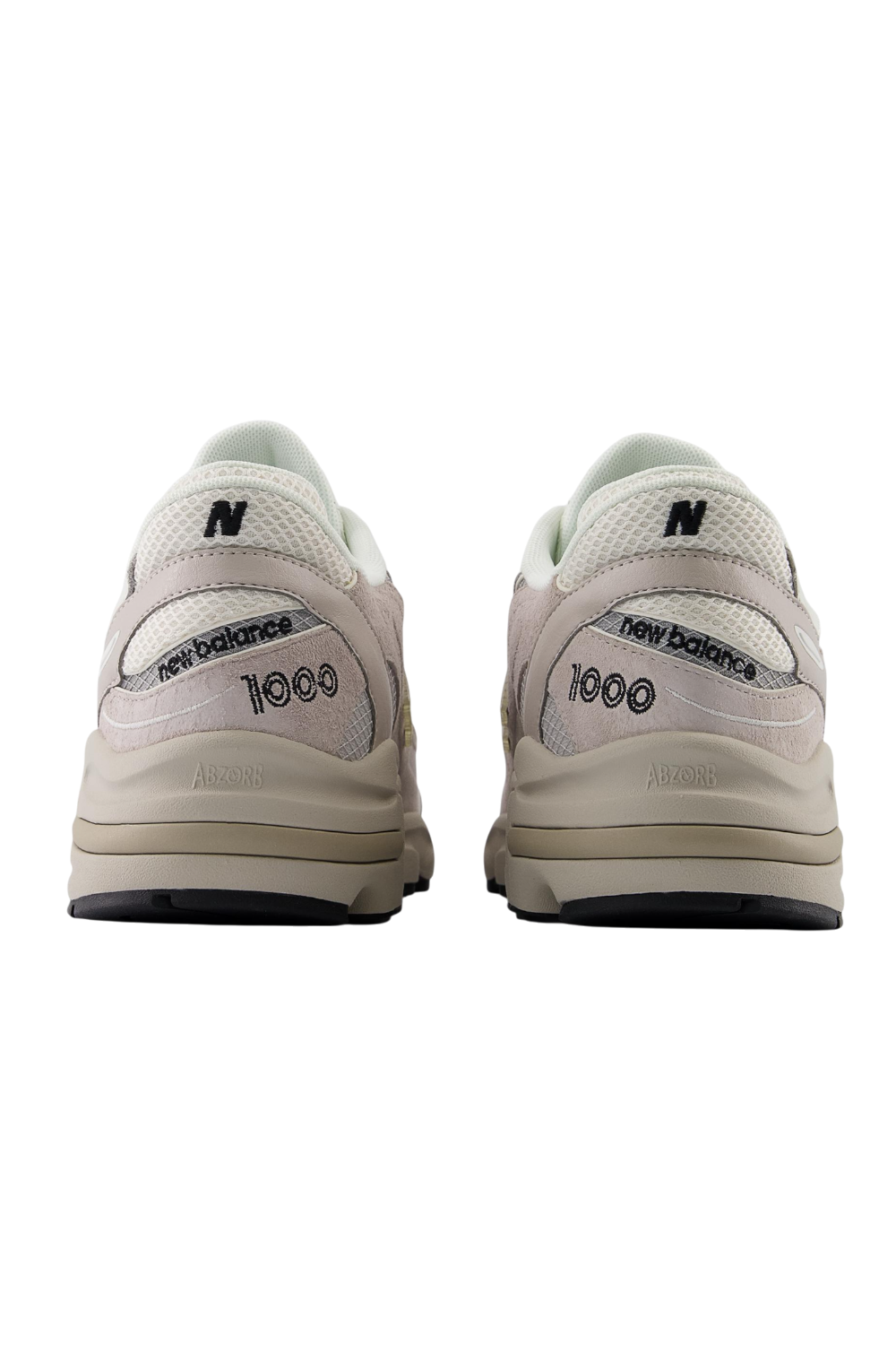 תמונת תקריב של נעלי סניקרס 1000