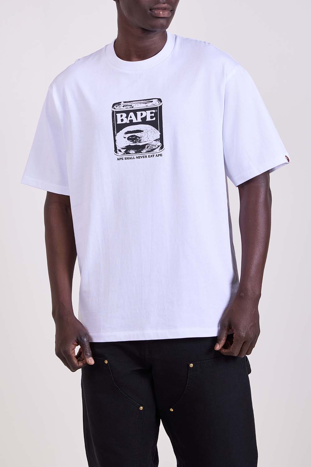 תמונת דוגמן קידמית של חולצת טי בגזרה משוחררת