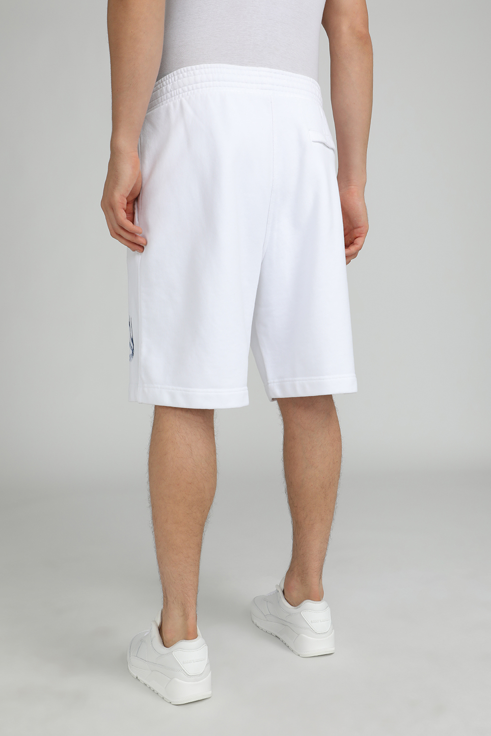 תמונת דוגמן אחורית של מכנס ברמודה גרפיטי