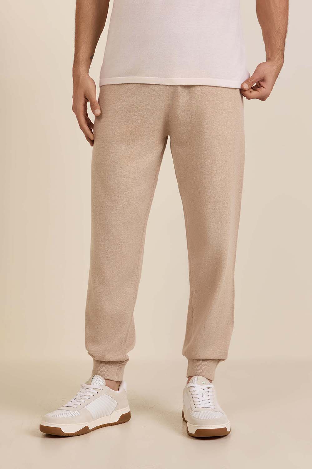 תמונת דוגמן קידמית של מכנסי ג'וגר