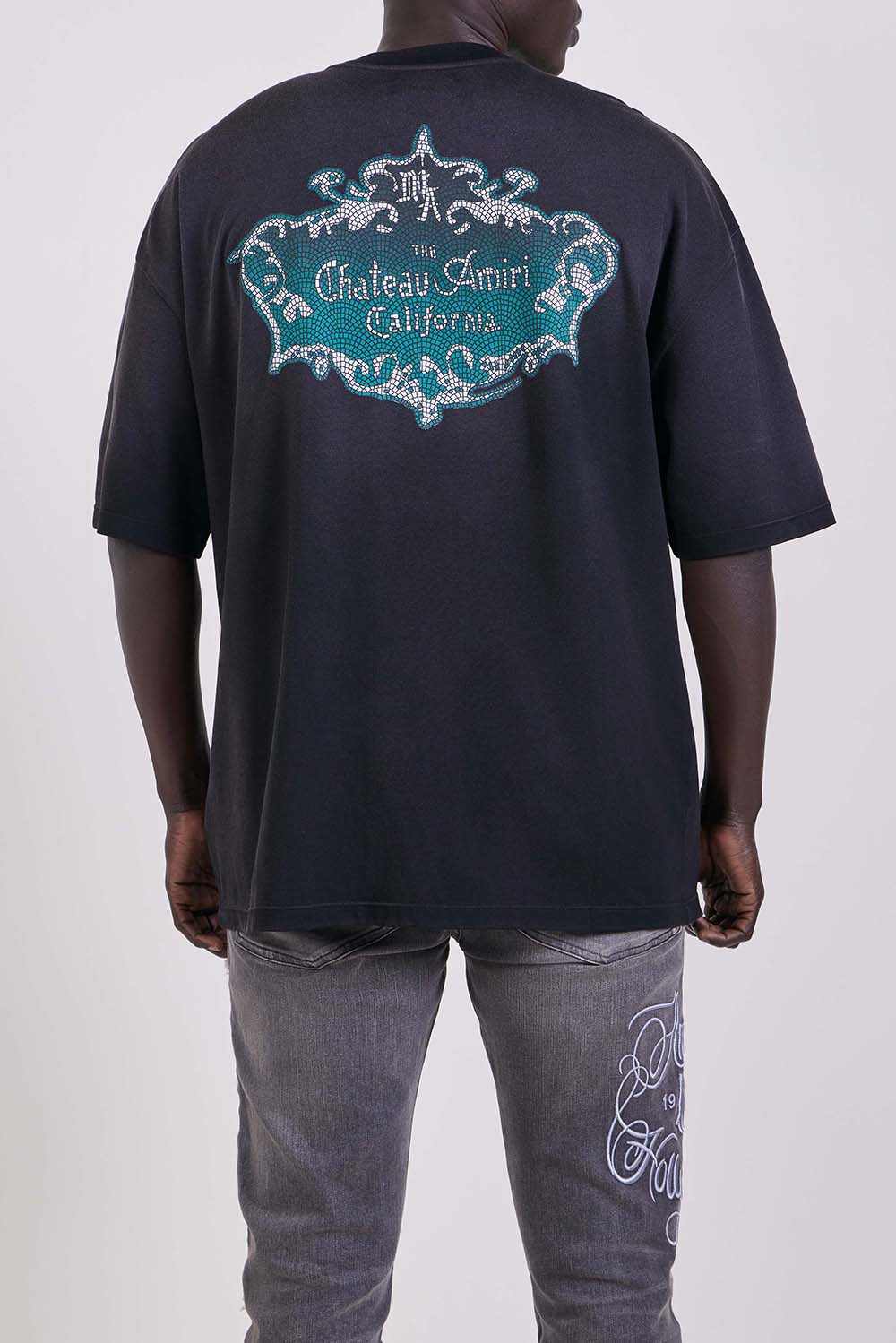 תמונת דוגמן אחורית של חולצת טי בגזרה משוחררת