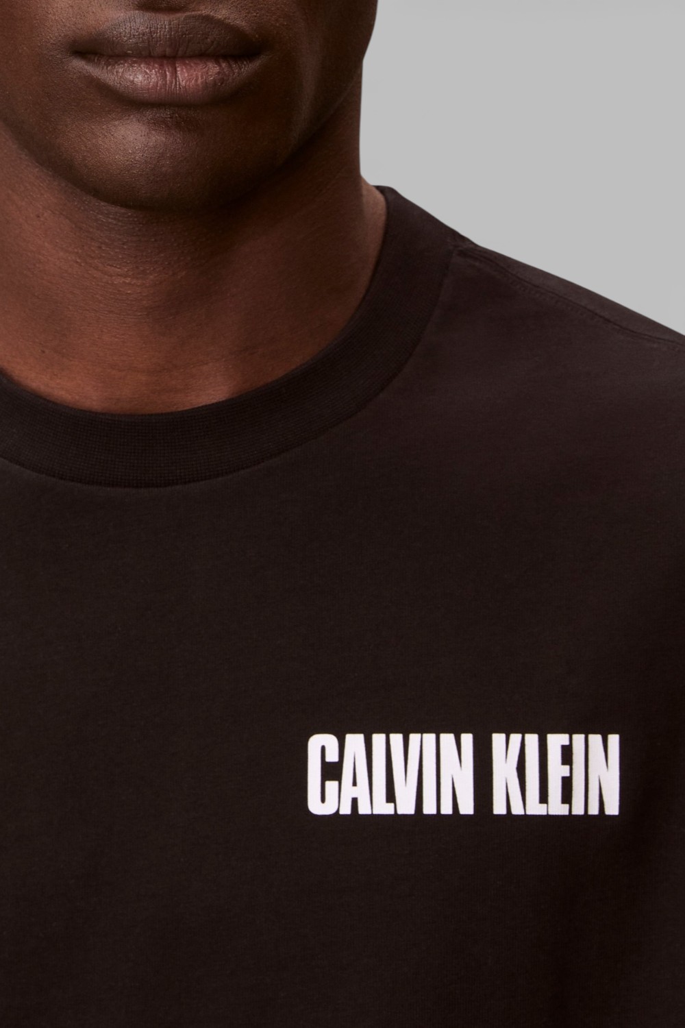 תמונת תקריב דוגמן של חולצת טי