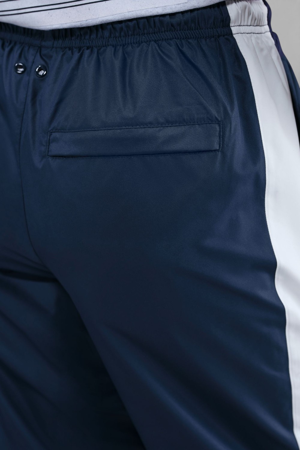 תמונת תקריב דוגמן של מכנסי ג'וגר נייקי X דברים מוזרים