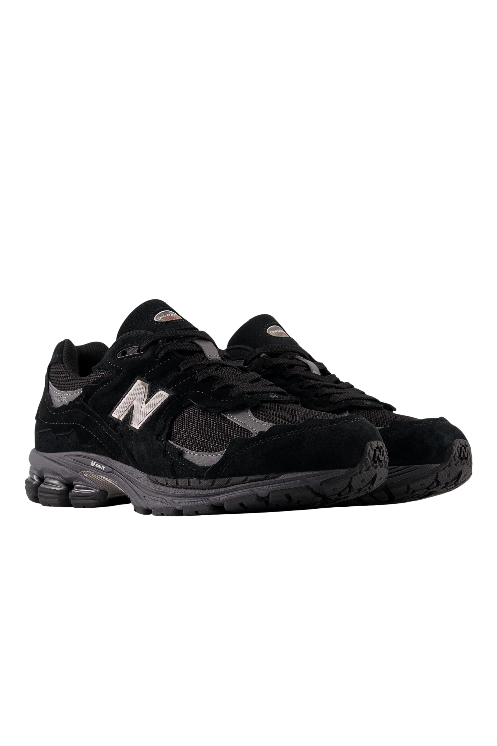 תמונת תקריב של נעלי סניקרס 2002R