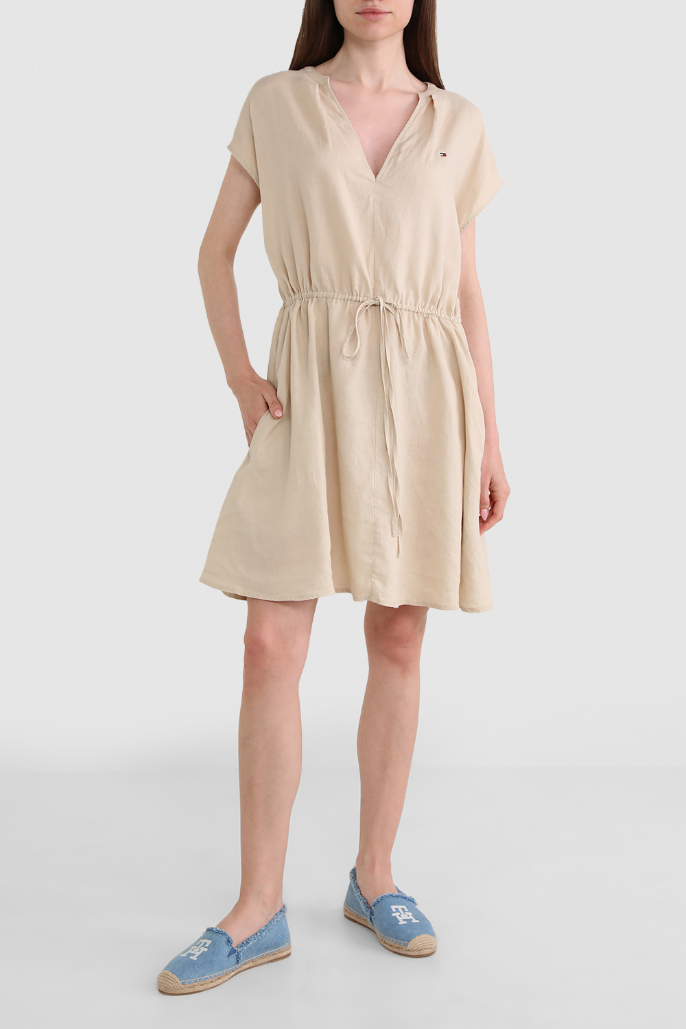 תמונת דוגמן קידמית של שמלת פשתן קצרה 