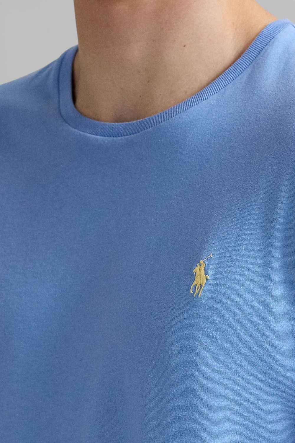 תמונת תקריב דוגמן של חולצת טי