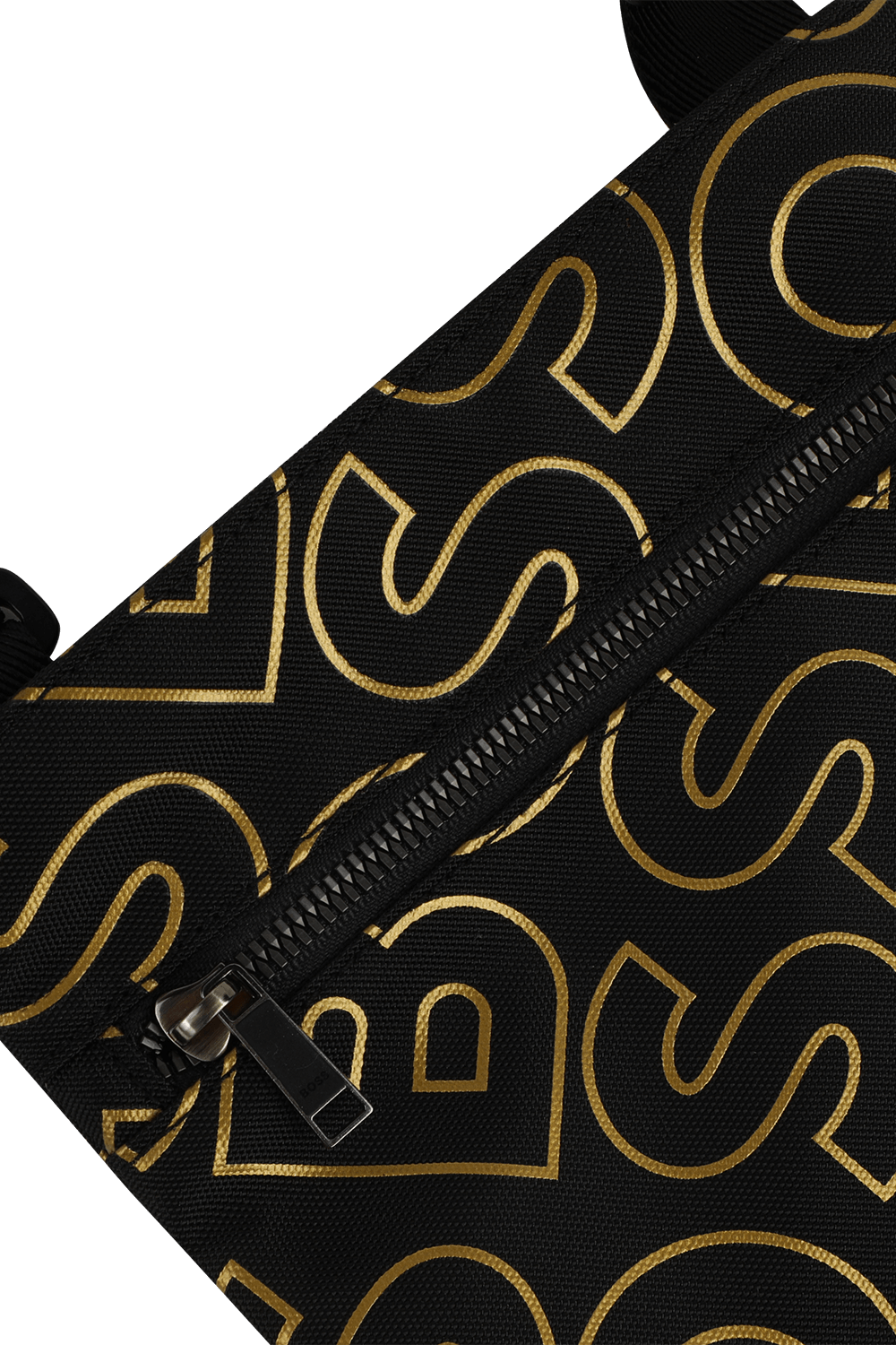 תמונת תקריב של תיק צד מבד ממוחזר עם לוגו