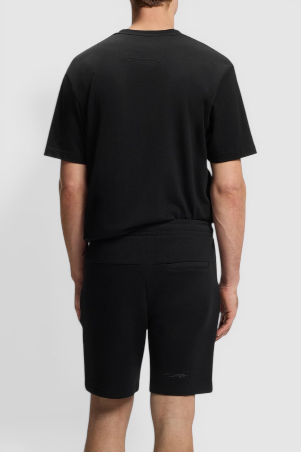 תמונת דוגמן אחורית של מכנסי ג'וגר קצרים