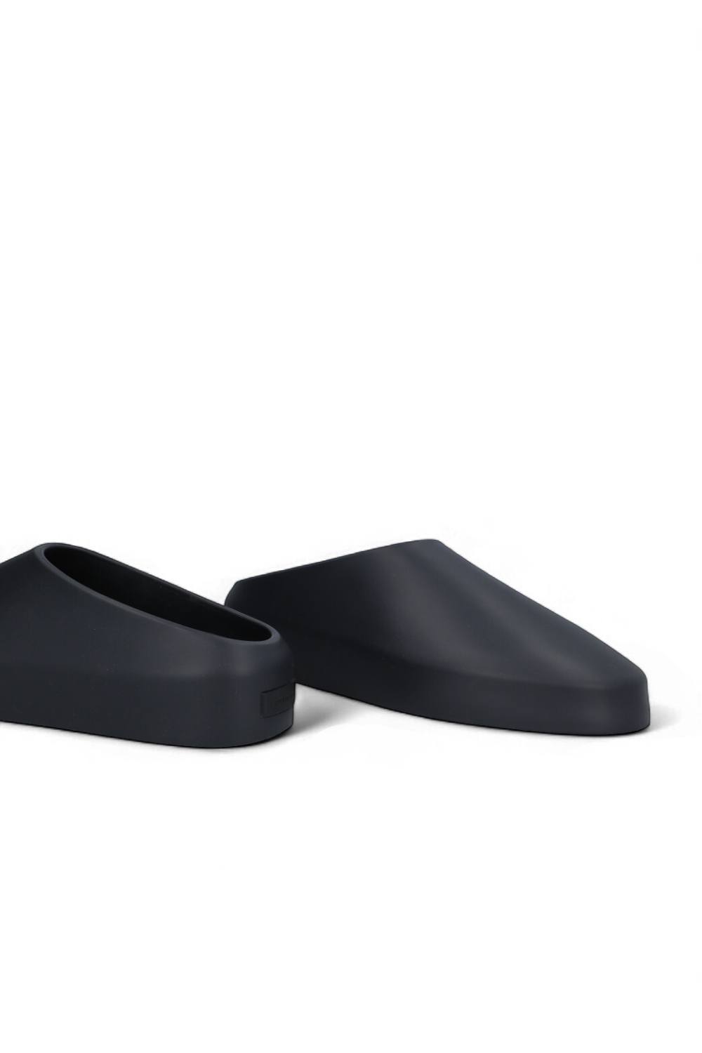 תמונת תקריב של נעלי מיולס