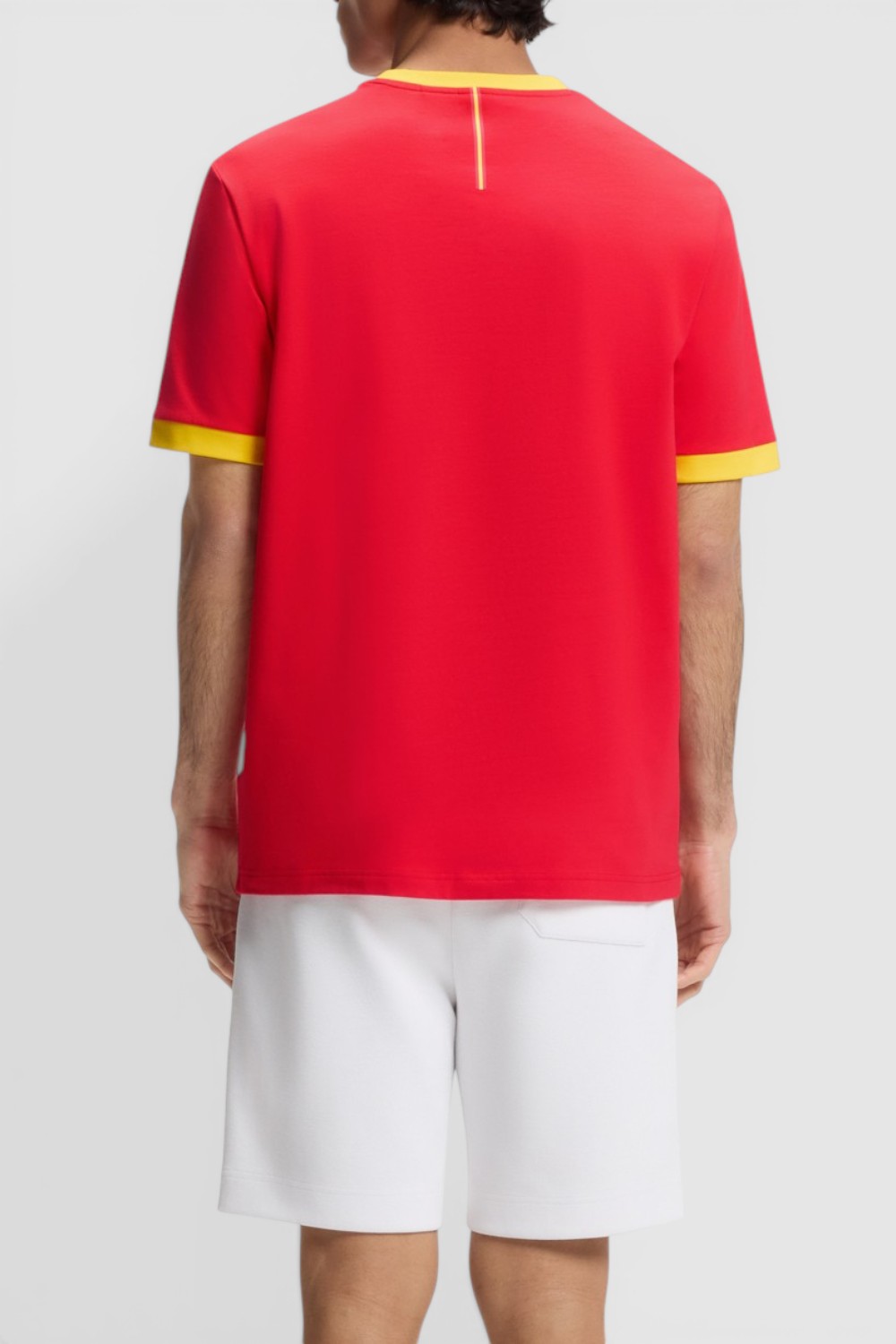 תמונת דוגמן אחורית של חולצת טי בגזרה ישרה