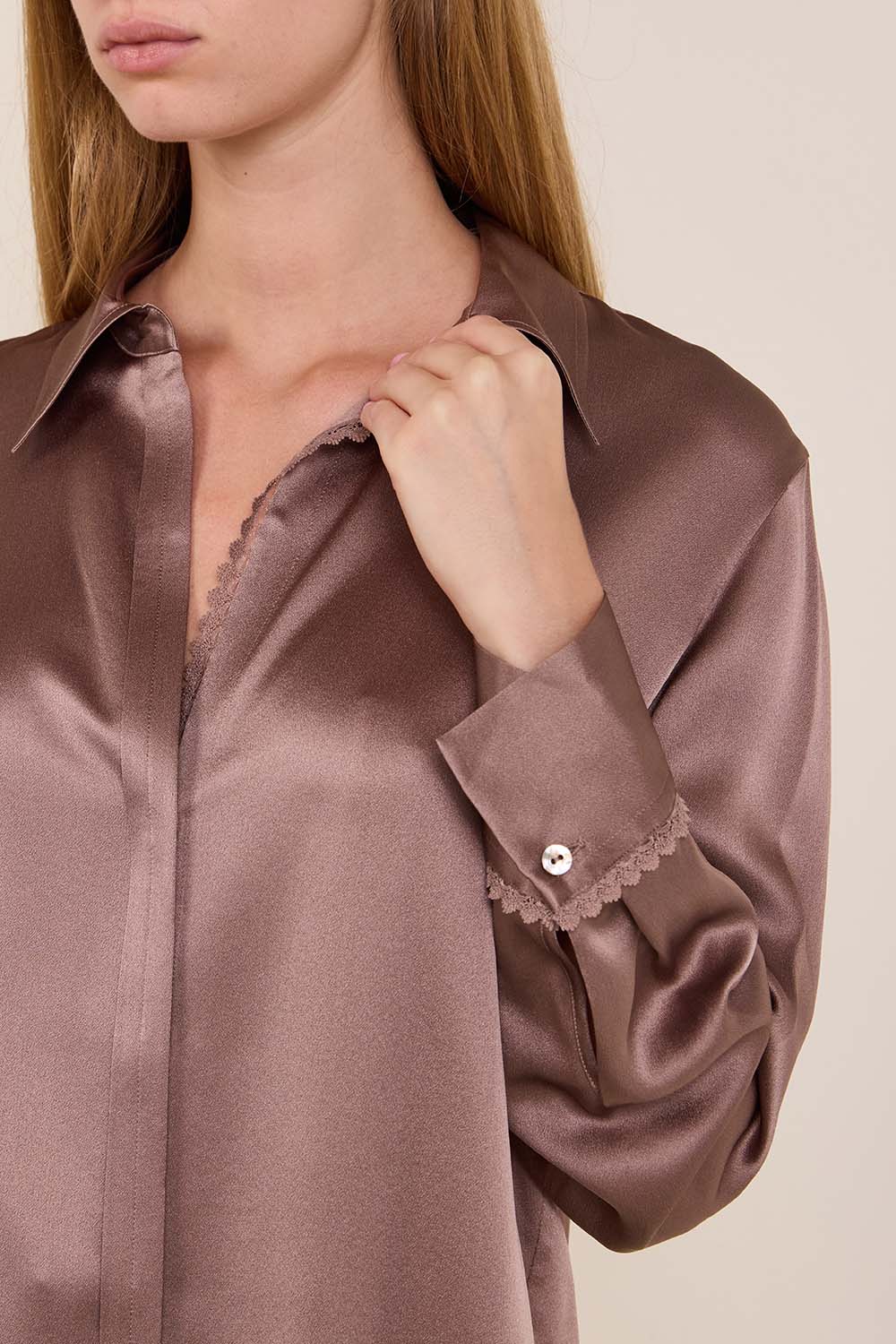 תמונת תקריב דוגמן של חולצת כפתורים עם תחרה בצווארון