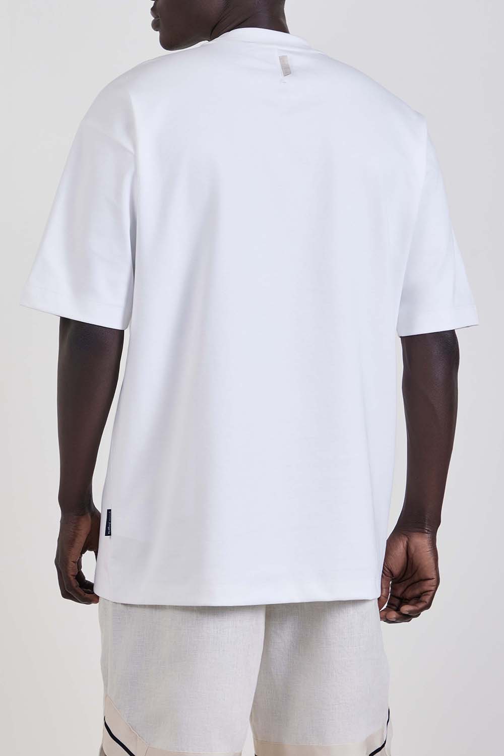 תמונת דוגמן אחורית של חולצת טי אוברסייז