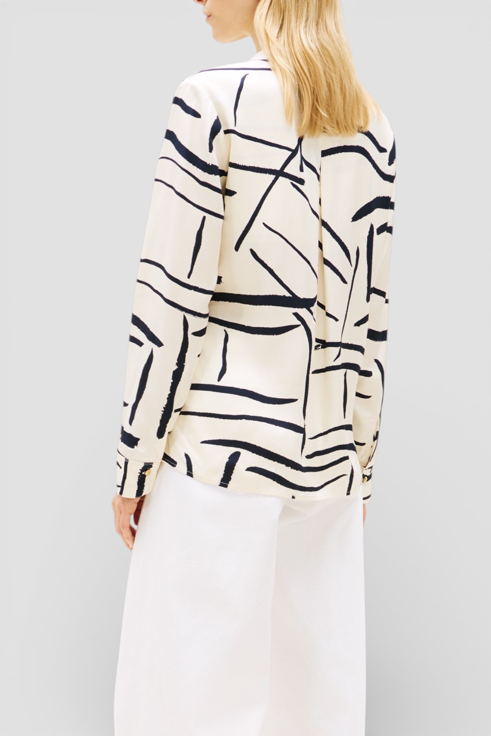 תמונת דוגמן אחורית של חולצה מכופתרת