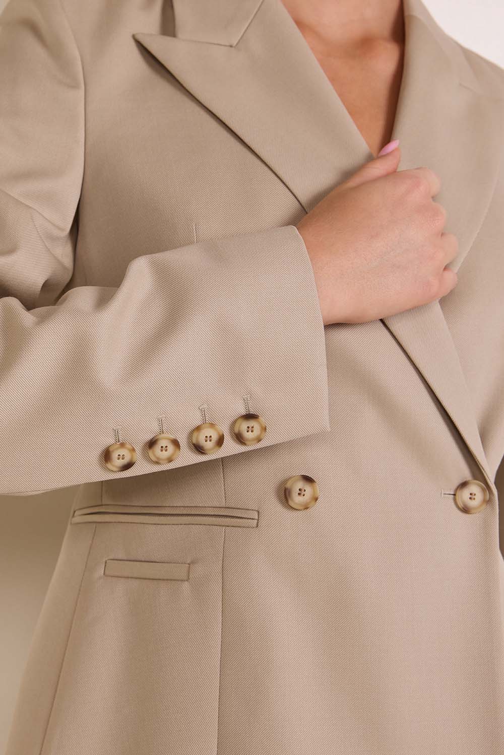 תמונת תקריב דוגמן של ז'קט מחוייט