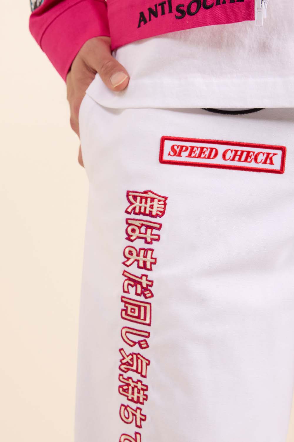 תמונת תקריב דוגמן של מכנסי ג'ינס רייסינג