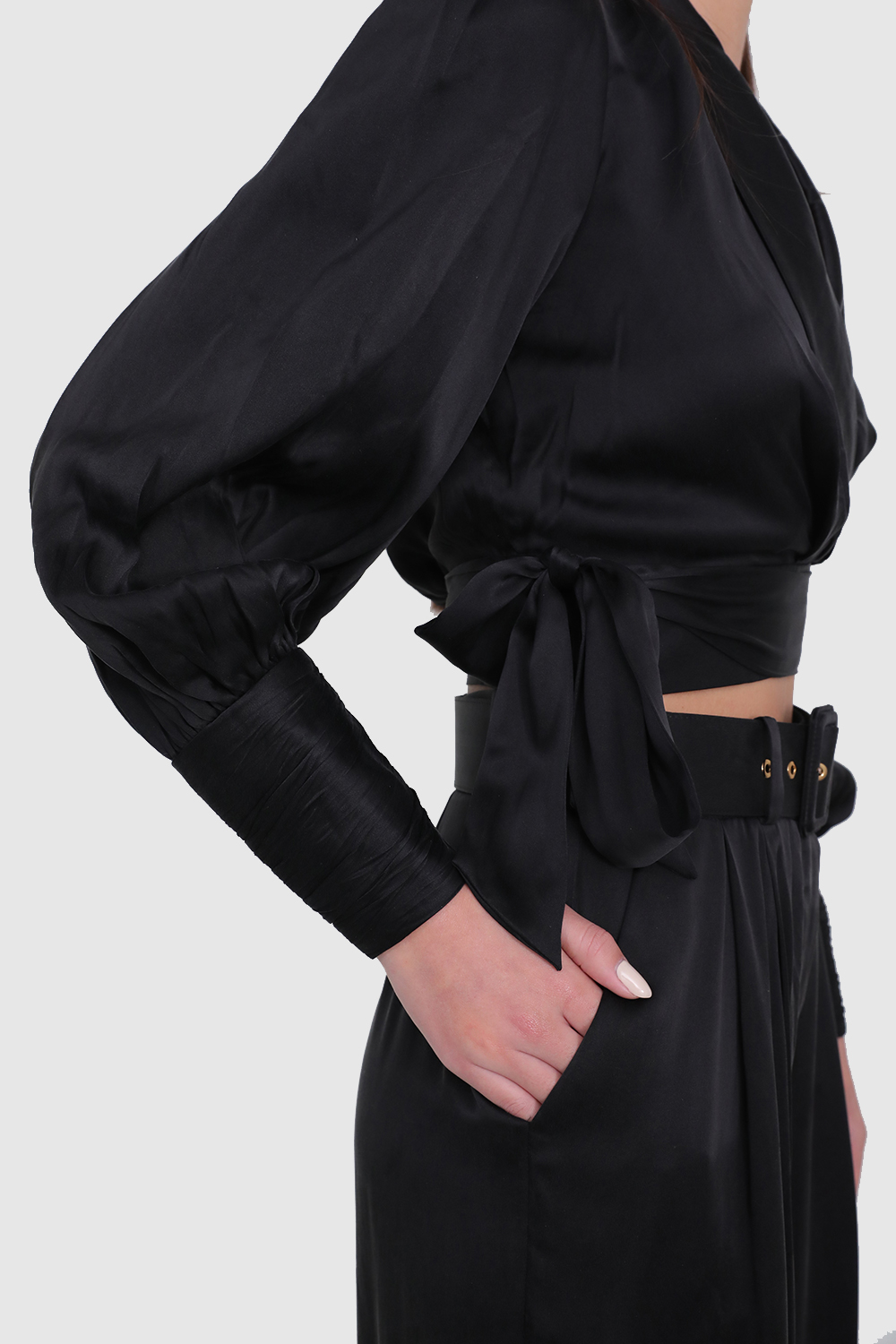 תמונת תקריב דוגמן של חולצת מעטפת