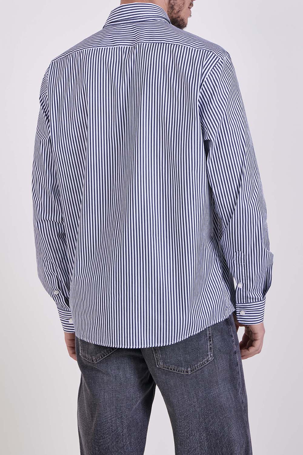 תמונת דוגמן אחורית של חולצה מכופתרת