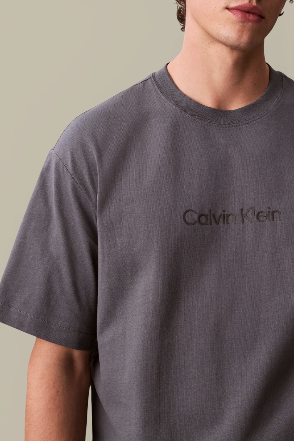 תמונת תקריב דוגמן של חולצת טי