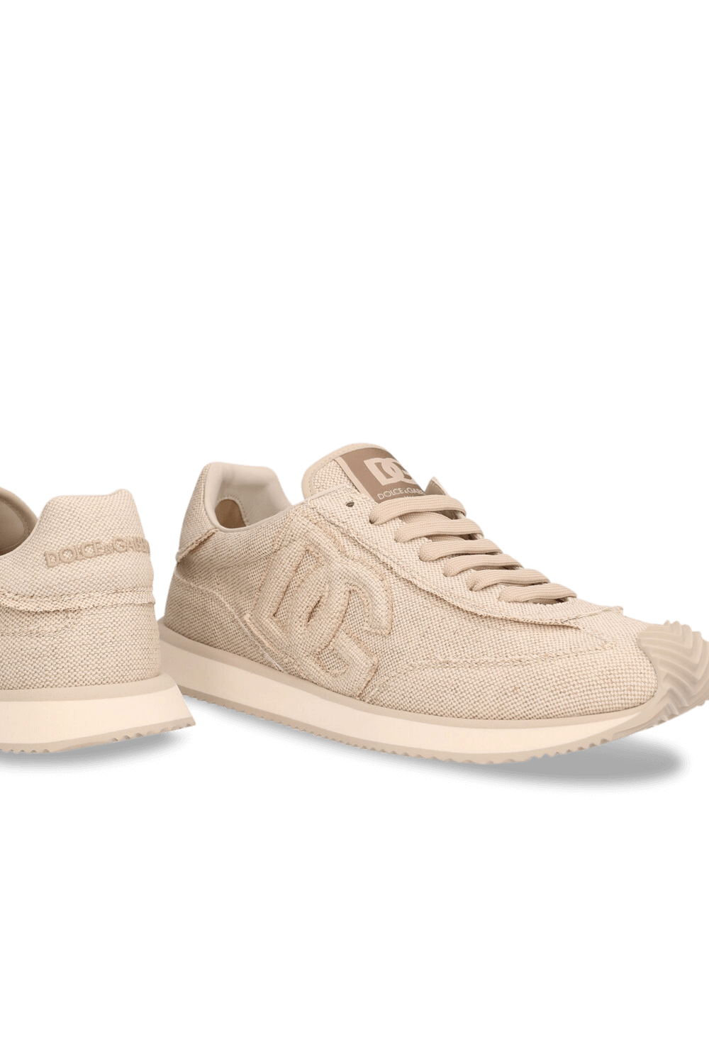 תמונת תקריב של נעלי סניקרס