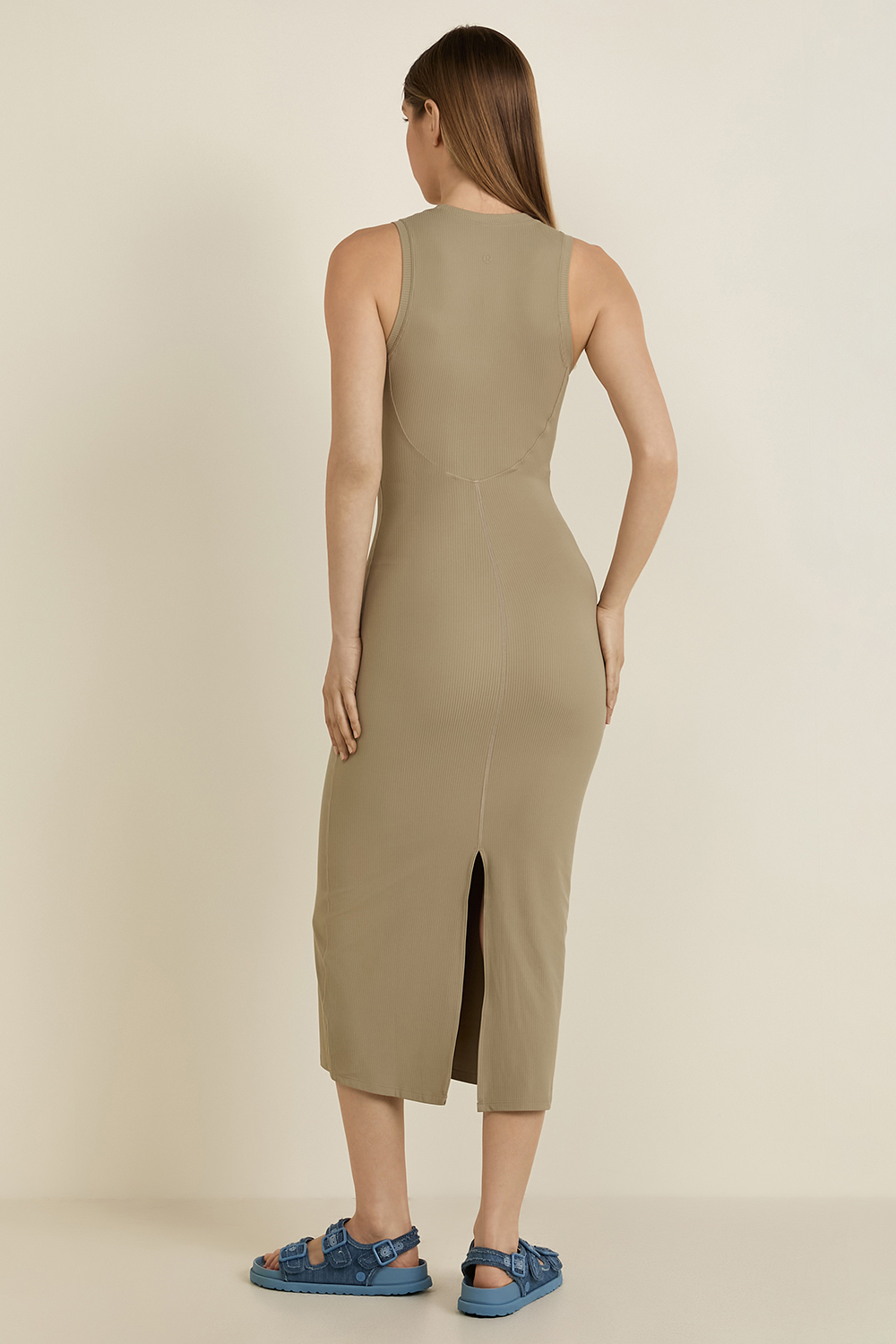 תמונת דוגמן אחורית של All Aligned Ribbed Midi Dress