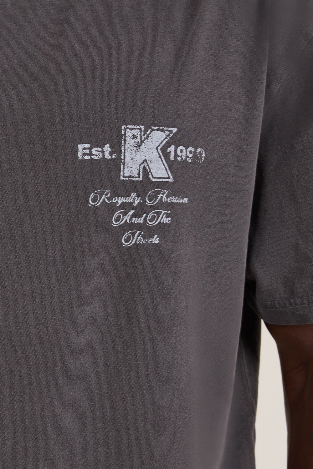 תמונת דוגמן אחורית של חולצת טי