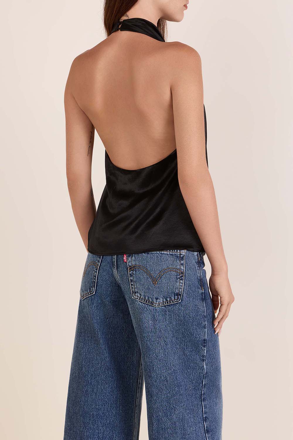 תמונת תקריב דוגמן של טופ סאטן