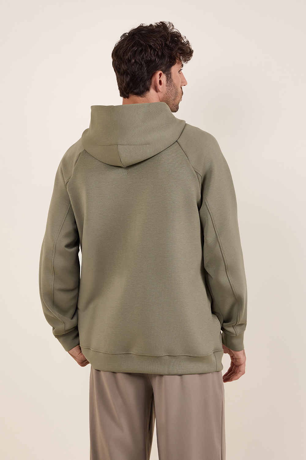 תמונת דוגמן אחורית של Smooth Spacer Pullover Hoodie