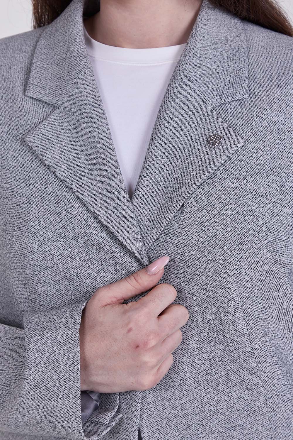 תמונת תקריב דוגמן של בלייזר מחויט